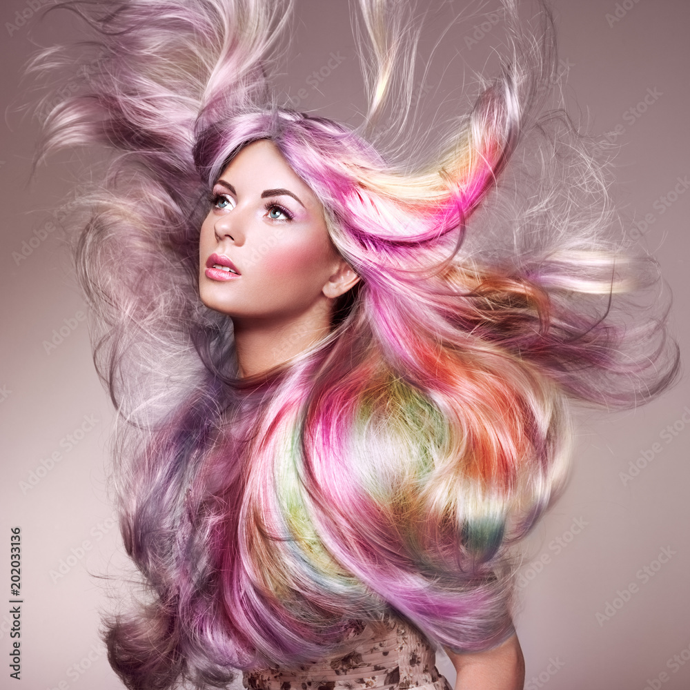 Fototapeta Piękno mody modela dziewczyna z Kolorowym Barwionym włosy. Dziewczyna z perfect Makeup i fryzurą. Model z doskonałymi, zdrowymi włosami farbowanymi. Tęczowe fryzury