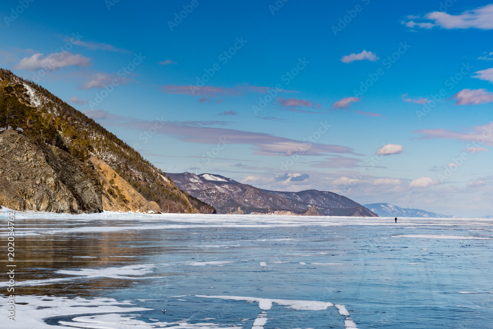 Zima nad jeziorem Bajkał, Syberia, Rosja