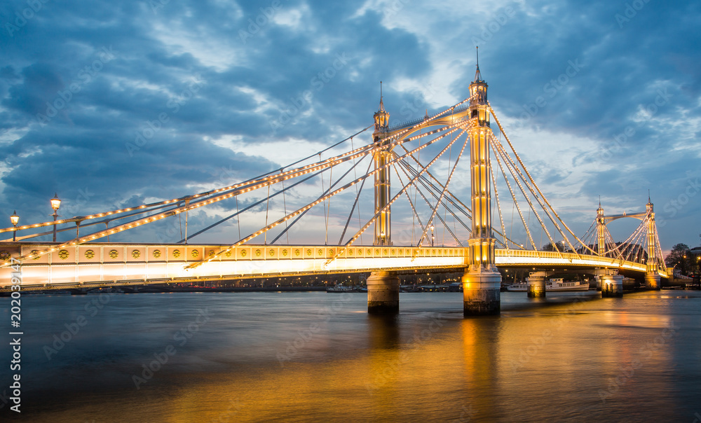 Obraz premium Albert Bridge and beautiful sunset over the Thames, London, England UK