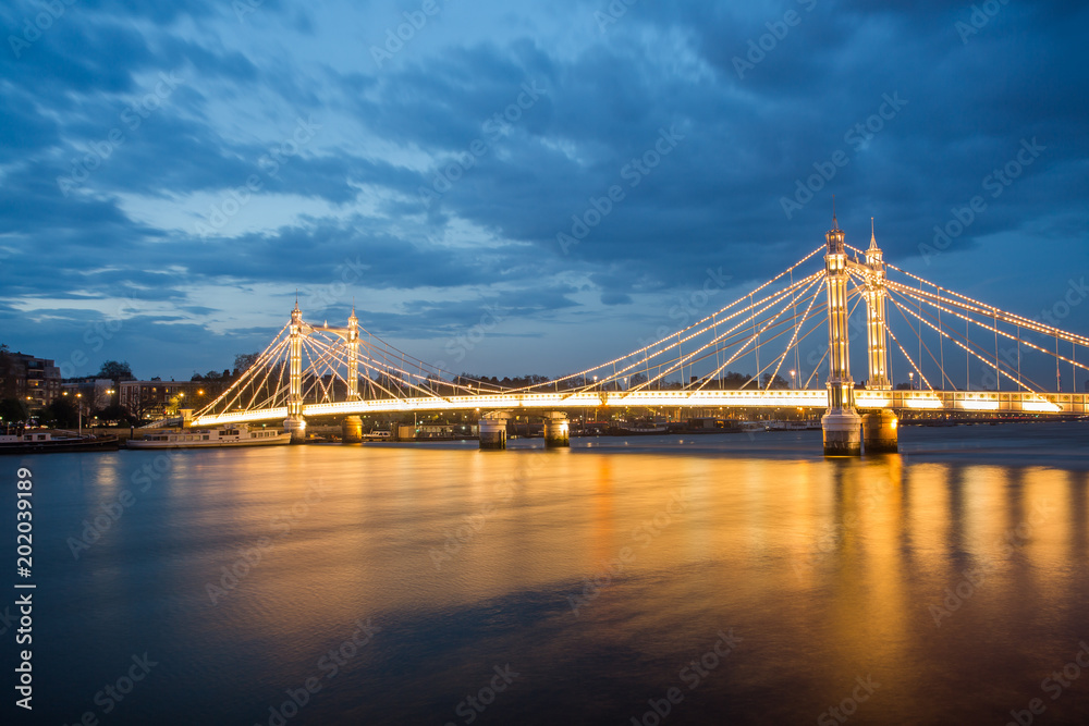 Obraz premium Albert Bridge and beautiful sunset over the Thames, London, England UK