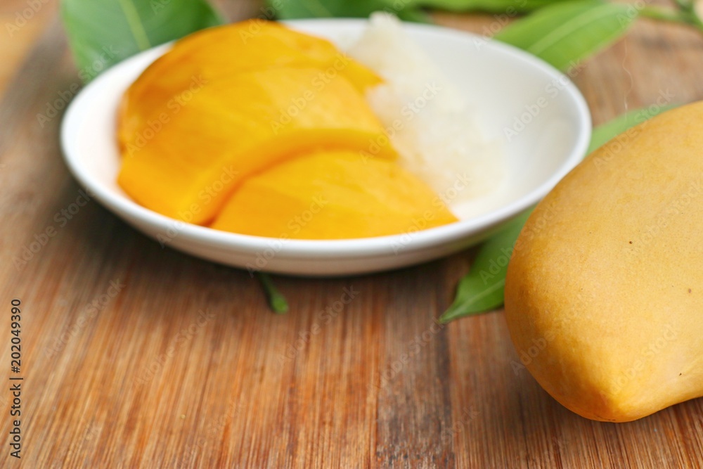 ripe mango and sticky rice