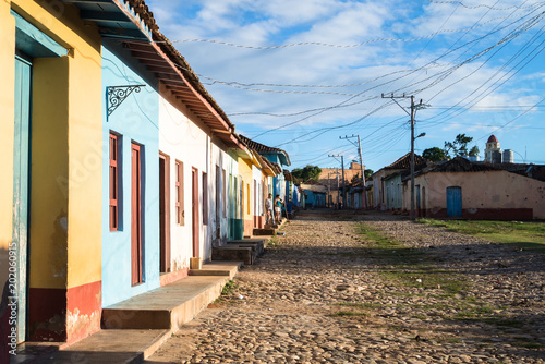 Cuba - Trinidad - Vue sur les habitations colorées dans une vieille rue pavée
