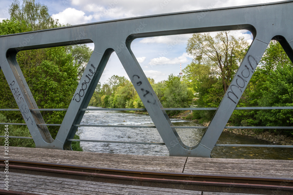 Fototapeta premium Brücke mit Gleisen über Wertach, Augsburg