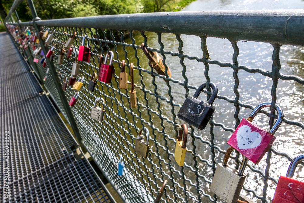 Bunte Liebesschlösser an Brücke befestigt Bunte Liebesschlösser an Brücke befestigt