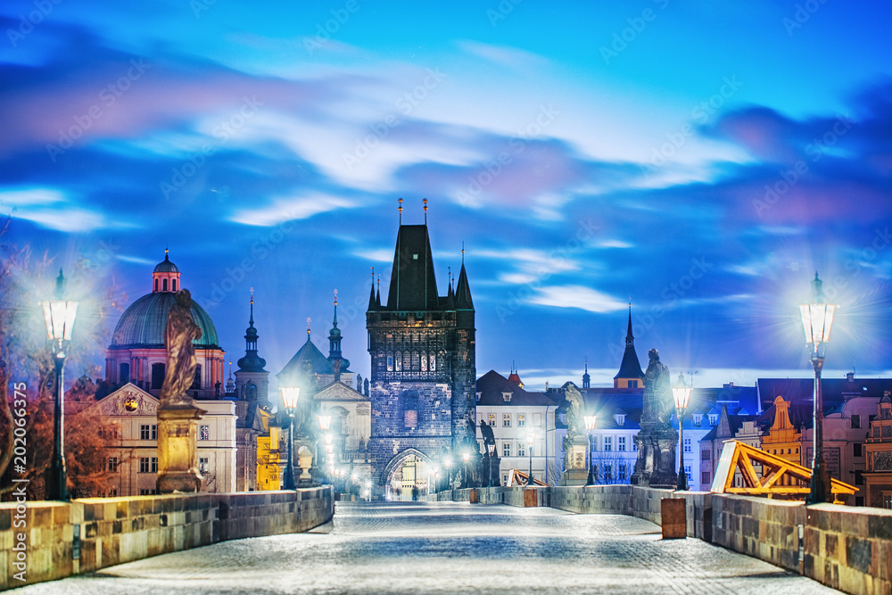 Obraz premium Charles bridge in Prague. Night dramatic scene.