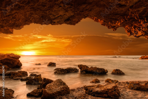 Obraz na płótnie Sunrise at the sea from a cave w salonie