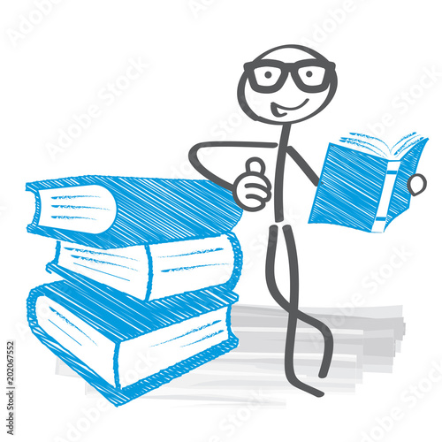 Leser mit Lesebrille und Bücherstapel
