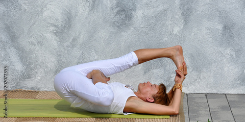 femme pratiquant l'ashtanga yoga photo