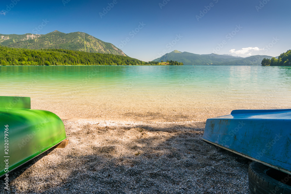 Boot am See im Sommer - Walchensee in Bayern Boot am See im Sommer - Walchensee in Bayern