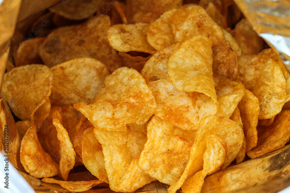 Frische geröstete Kartoffelchips in einer Chipstüte Frische geröstete Kartoffelchips in einer Chipstüte
