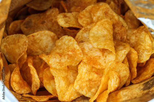 Frische geröstete Kartoffelchips in einer Chipstüte photo