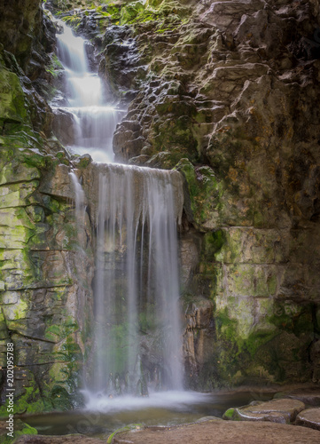 Paris IXX  me  France - 04 15 2018  Parc des buttes-Chaumont  cascade artificielle