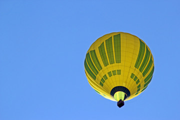 Fotobehang Luchtsport Gele luchtballon tegen blauwe lucht  © zakob