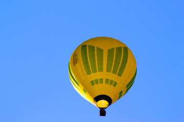 Fotobehang Luchtsport Gele heteluchtballon van onderaf gezien  © zakob