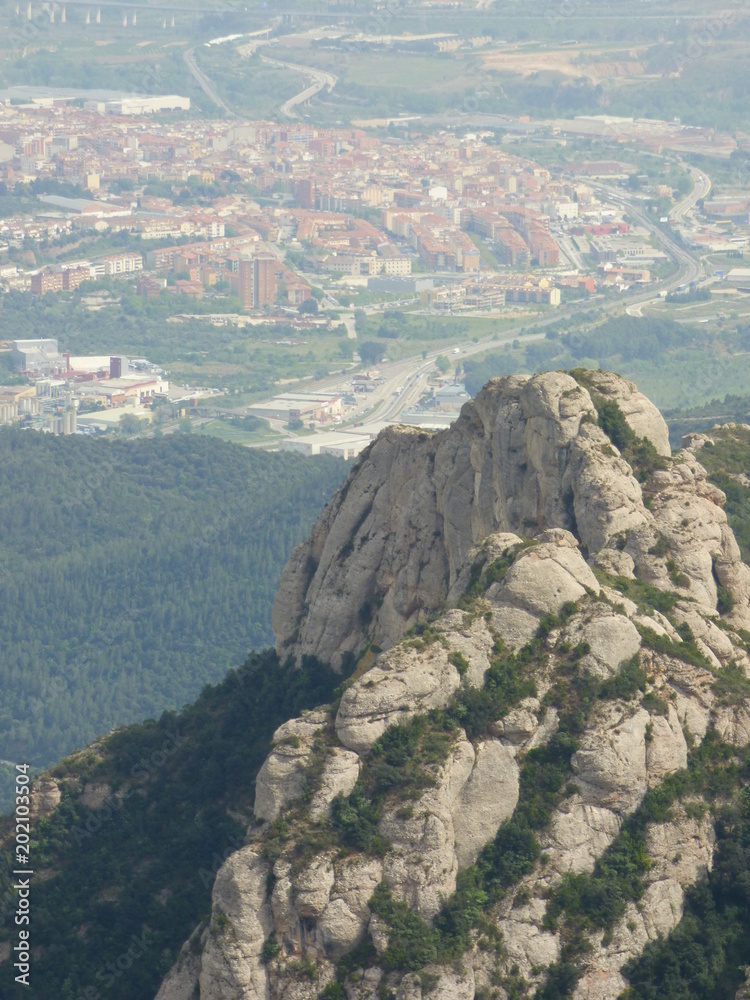 Montserrat, montaña y monasterio cercano a Barcelona en Cataluña (España)