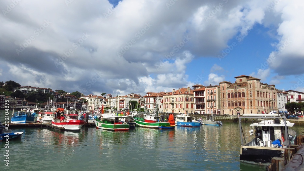 Fototapeta premium Port de Saint-Jean-de-Luz / Ciboure, avec des bateaux de pêche (France)