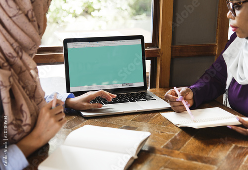 Islamic women discussing and using laptop for working © Rawpixel.com