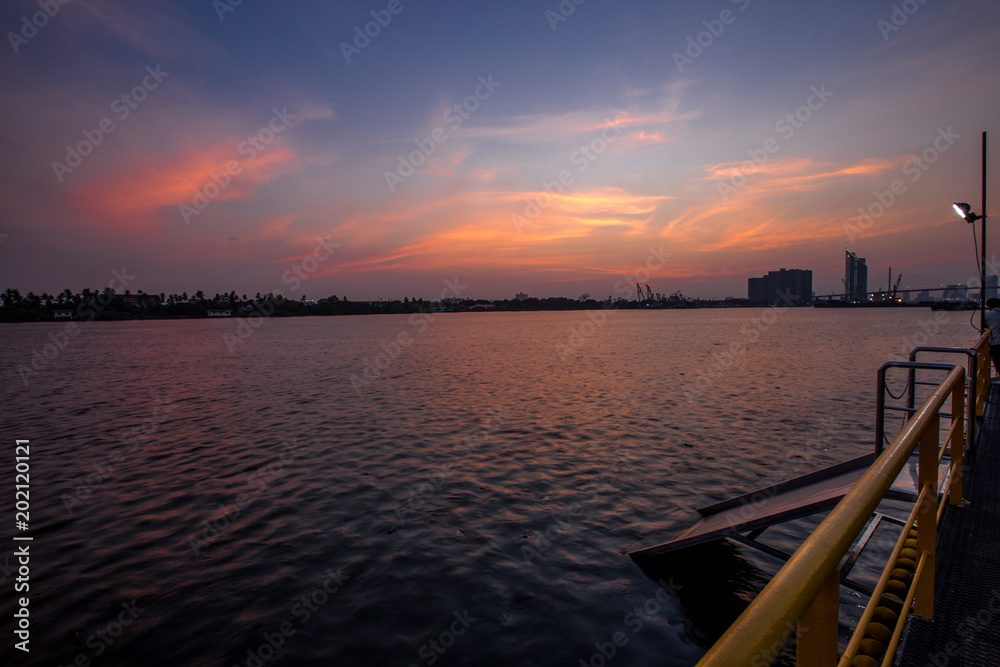 Fototapeta premium The sun is in the evening. The Chao Phraya River (Wat Pariwat) Bangkok Thailand
