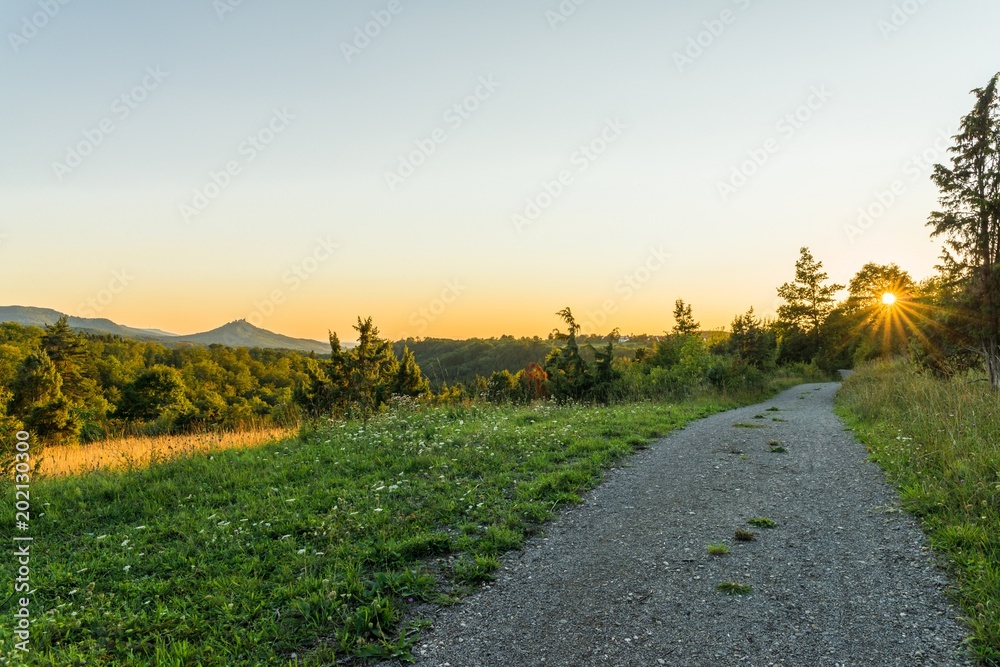 Fototapeta premium Sonnenuntergang im Herbst mit Blick auf die Burg Hohenzollern, Deutschland