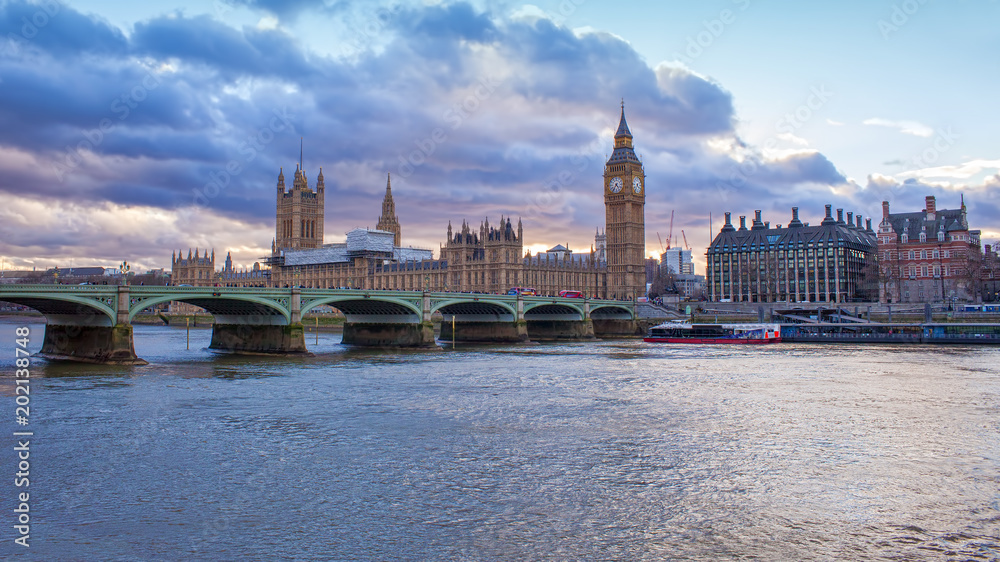 Fototapeta premium Big Ben and House of Parliament. Night scene in London city sunset