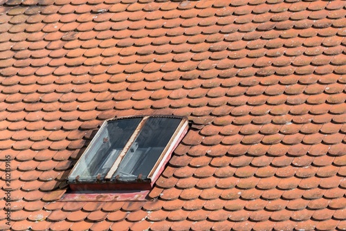 Altes Dach mit Schindeln und Dachfenster