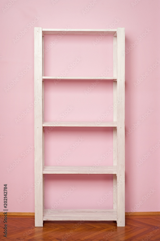 leeres Regal vor rosa Wand leeres Regal vor rosa Wand