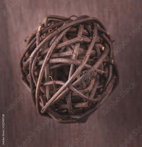 Ein Seeball auf einem Holztisch oder holzigem Hintergrund photo