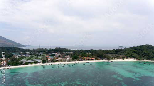 Fototapeta Naklejka Na Ścianę i Meble -  Bird’s eye view of tropical beach with crystal clear turquoise water on Thai island, pattaya beach,Koh Lipe