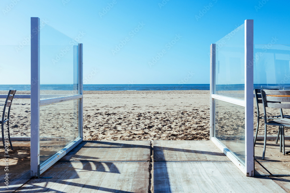 Obraz premium door sea view background sun glass blue sand beach nobody sky way
