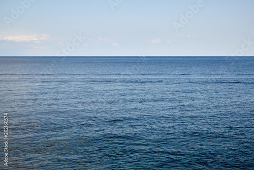 Segelboot am Horizont des Mittelmeeres