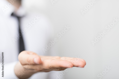 hand showing