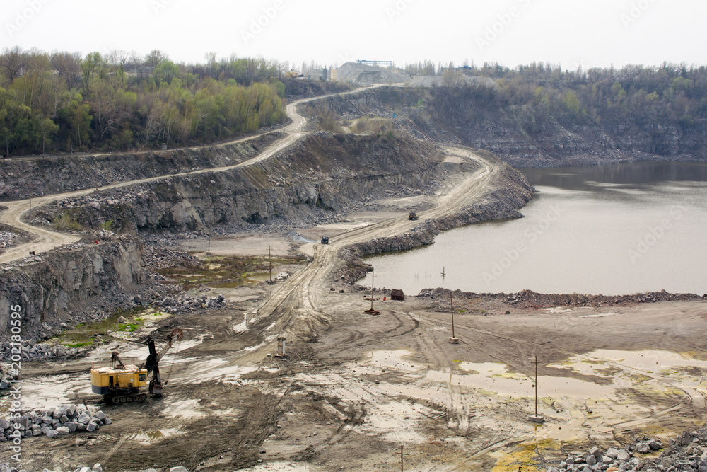 Obraz premium Excavator works quarrying diamond mining. heavy machinery