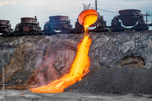 Foto Blast furnace slag discharge at metallurgical plant, colorful hot lava flow, ind