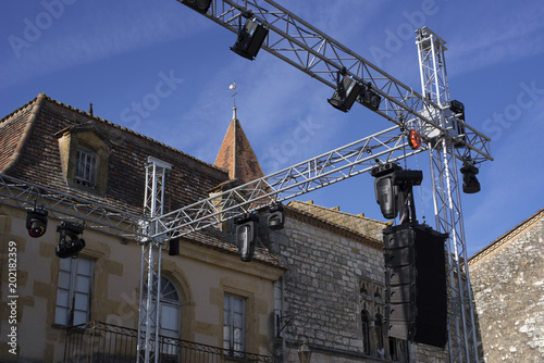 installation pour un concert sur la place d'un village
