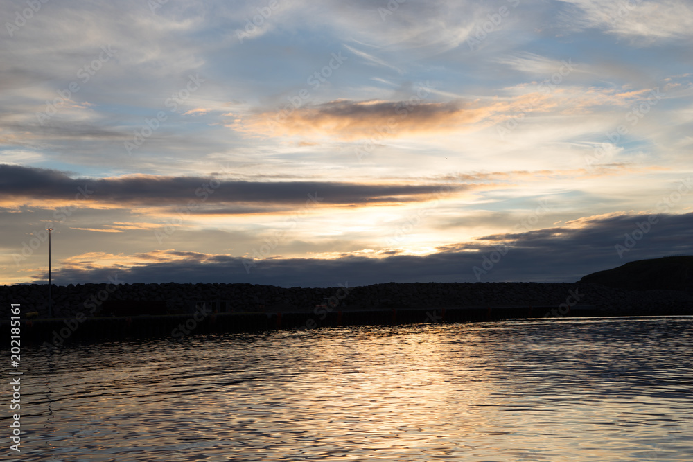 Naklejka premium Mitternachtssonne über dem Hafen von Húsavík - Skjálfandibucht / Nord-Island