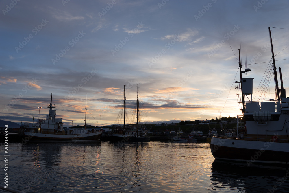 Mitternachtssonne über dem Hafen von Húsavík - Skjálfandibucht / Nord-Island 