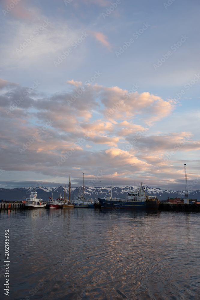 Mitternachtssonne über dem Hafen von Húsavík - Skjálfandibucht / Nord-Island 