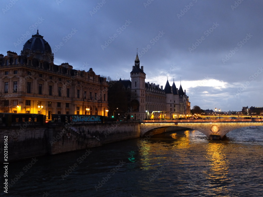 Pont de la Seine à Paris au crépuscule