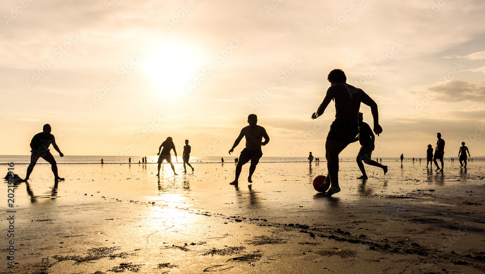 Obraz premium Fußballspiel am Strand