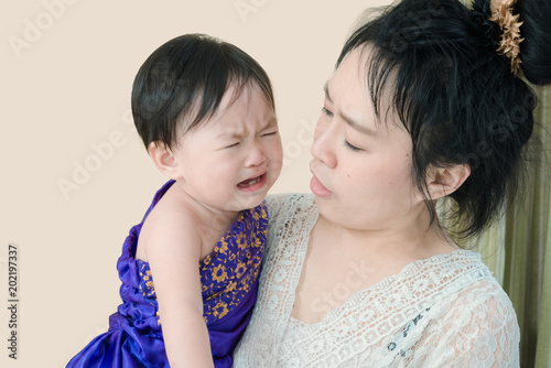 Fotografia mother appeases her baby when crying with love
