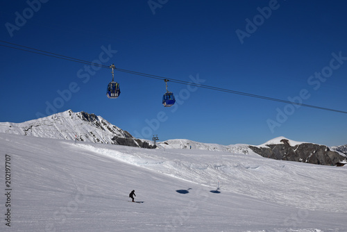 Télécabines et skieur dans l'Oberland bernois en Suisse