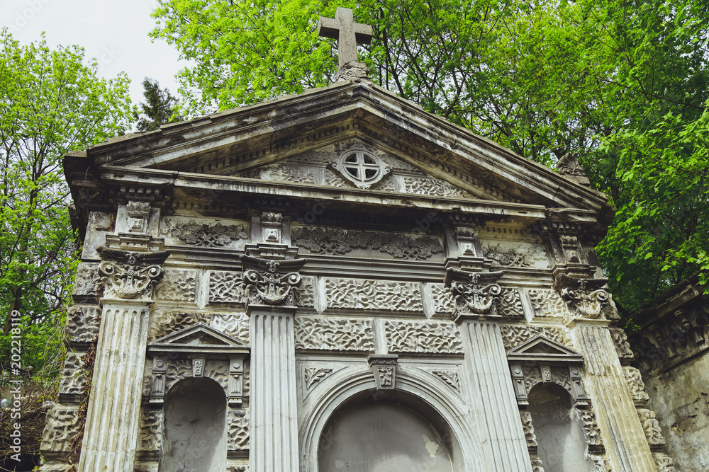 Obraz premium An ancient crypt with a cross