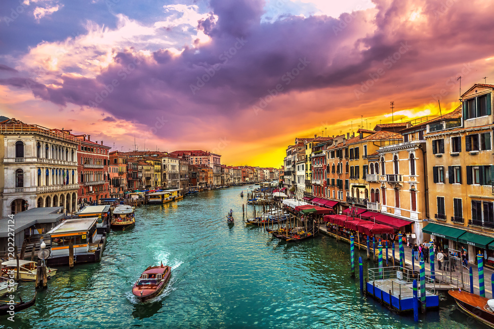 Fototapeta widok Gondola Canal Grande o zachodzie słońca w Wenecji, Włochy- długi czas ekspozycji.
