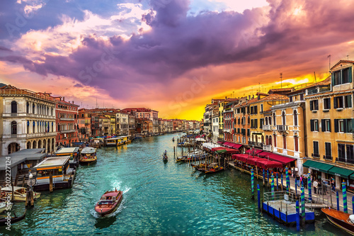 Fototapeta widok Gondola Canal Grande o zachodzie słońca w Wenecji, Włochy- długi czas ekspozycji.