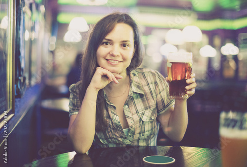 Bild auf Leinwand girl in bar with beer