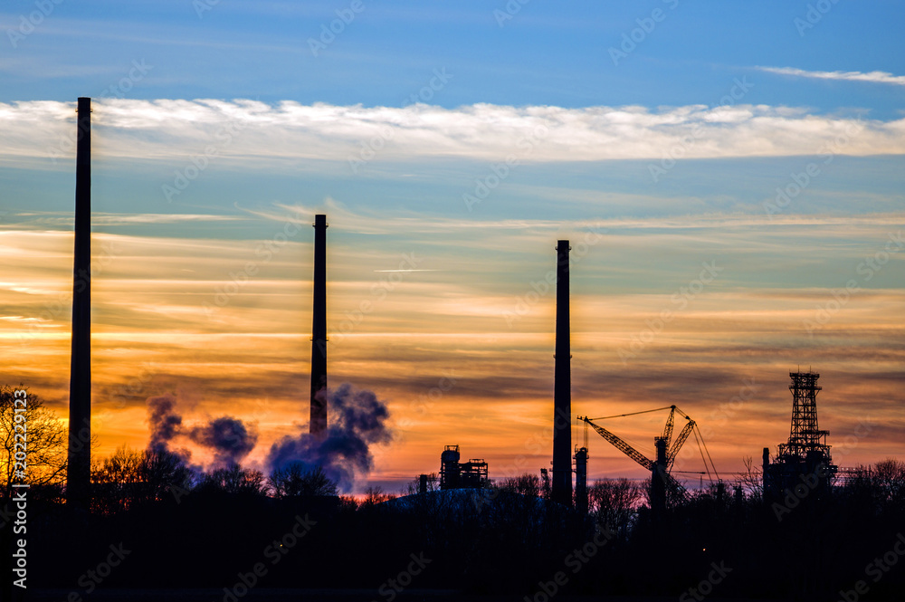 Naklejka premium Refinery at sunset
