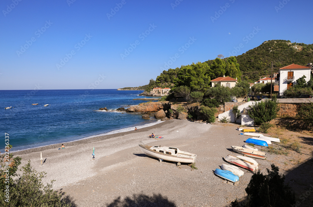 Obraz premium Fantastic seascape beautiful beach of the greek village Kiparissi Lakonia, Peloponnese during summer holidays.