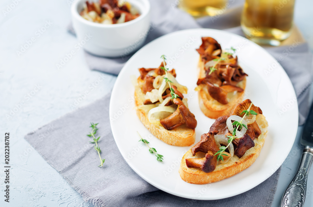 Fried chantarelle onion toasts Fried chantarelle onion toasts