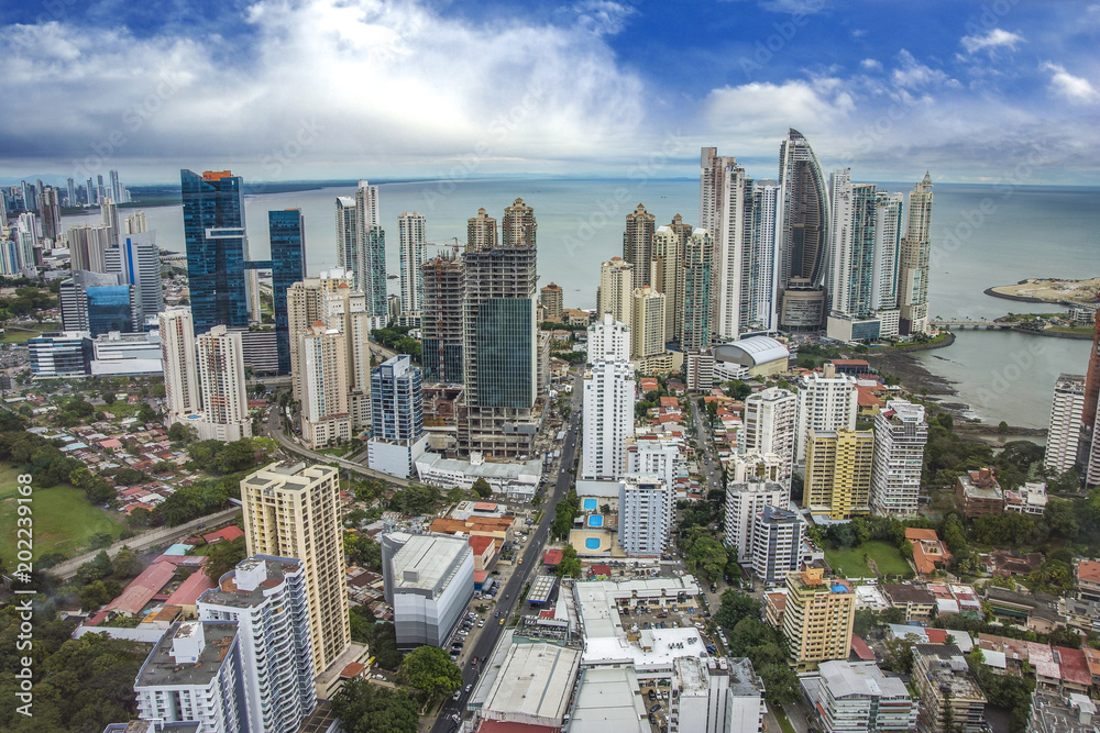 Obraz premium The beautiful and modern skyline of tall city buildings of Downtown Panama under a blue sky