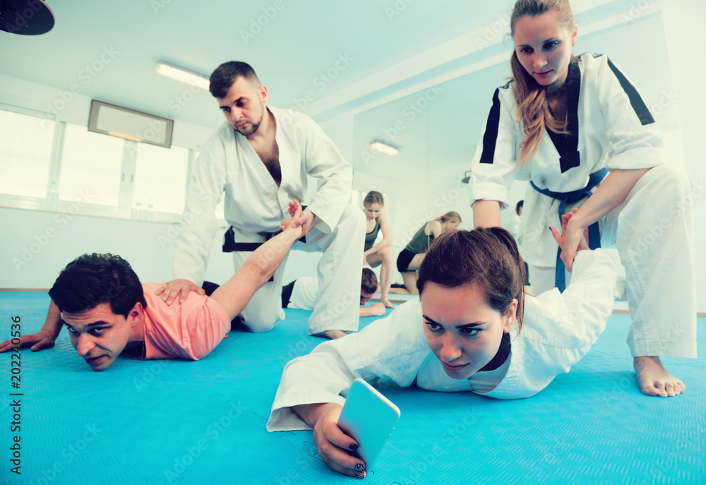 Obraz premium Woman is taking selfies while training in pairs